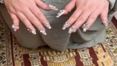 Türbanlı kadınlara özel 'takma tırnak trendi' sosyal medyada tepki topladı