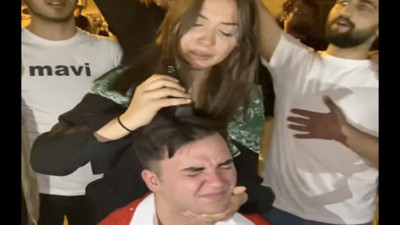 Genç kız askere giden sevgilisinin saçını tıraş ederken ağladı