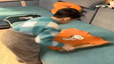 Küçük çocuğun çamaşır katlama tekniği beğenildi