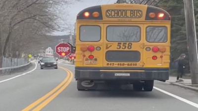 Okul servisi durunca tüm trafiğin durması beğeni topladı
