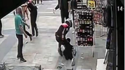 Bıçaklı saldırganı polisin tek hamlesi yere yapıştırdı