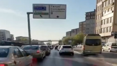 Trafiği atlatmak için yolu bırakıp kaldırıma çıkan minibüs sürücüsü tepki topladı