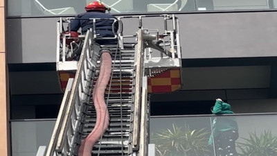 Sigara içerken kilitli kalan genç kızı itfaiye kurtardı