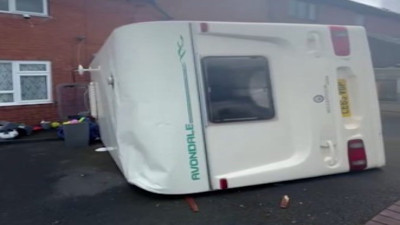 Şiddetli fırtına karavanı devirdi