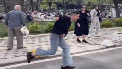 İzmit'te 'kız meselesi' kavgasından kaçan genç görenleri güldürdü