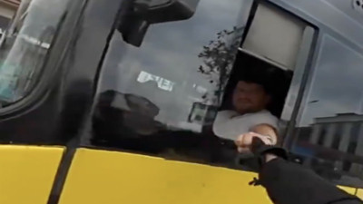 İETT şoförünün trafikte elini tutup 'İmkansız Aşk' paylaşımı yapan motorcu güldürdü