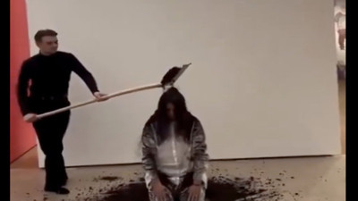 Modern sanat dediler kürekle kadının başından toprak döktüler