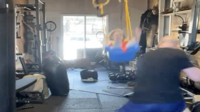 Spor yaparken kızını eğlendiren baba görenleri güldürdü