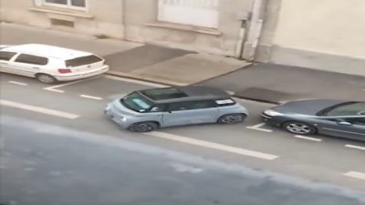 Küçük arabasını park edemeyen sürücü alay konusu oldu