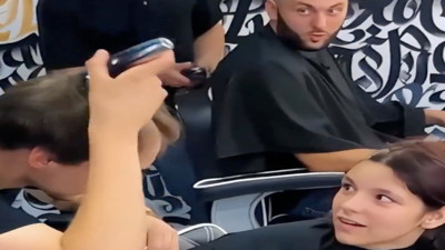 Kuafördeki erkekler duygulandırdı: Genç kıza destek olmak için saçlarını kestiler