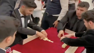 Damat ve arkadaşlarından sıra dışı düğün eğlencesi: Salonun ortasında okey keyfi