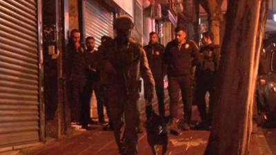 Komşusunun kapısına balyozla saldırıp çakmakla yaktı