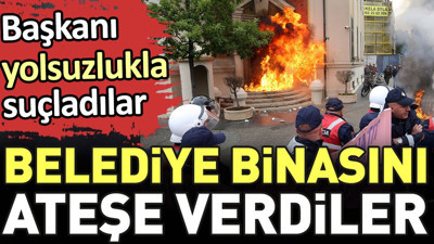 Belediye binasına ateşe verdiler. Başkanı yolsuzlukla suçladılar
