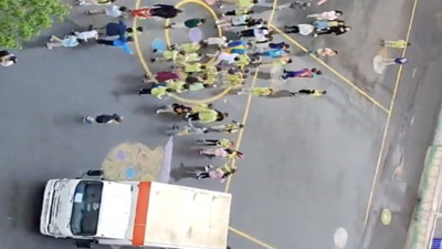 Küçük çocuklar dondurma kamyonunu protesto etti