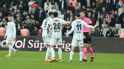 Beşiktaş'ta Fenerbahçe derbisi öncesi sakatlık. Maçı bıraktı gitti