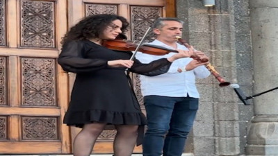 Baba-kızın müzik dinletisi izleyenleri büyüledi