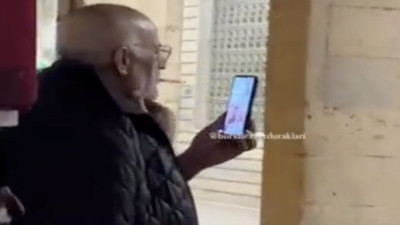 Temizlik işçisinden eşine romantik jest: Şarkı söyleyen gençleri dinletti