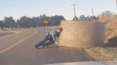 300 kiloluk saman balyasını tek başına yol kenarına iten polis gündem oldu