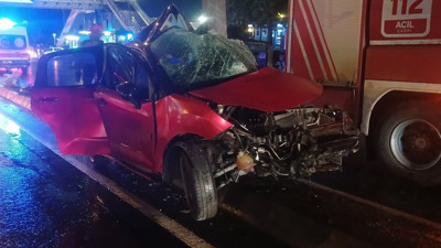 Beylikdüzü'nde yoldan çıkan araç aydınlatma direğine çarptı: 1 ölü