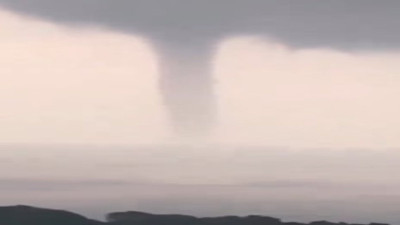 İzmir'de Foça açıklarında dev hortum oluştu