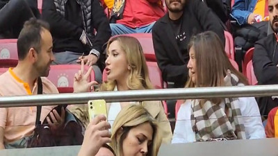 Güzelliğiyle dikkat çekti. Bakan gözlerini alamadı