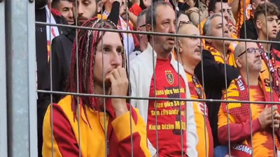 Görenler çok şaşırdı. Tribünde saçıyla dikkat çekti