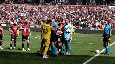 Maç başlamadan ortalık karıştı