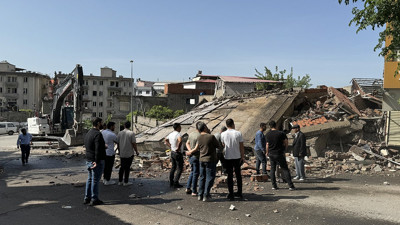 Kahramanmaraş'ta ağır hasarlı binaların yıkımı sürüyor (22 Nisan 2024)