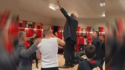 Takımı düşme potasındaki başkandan soyunma odasında görülmemiş hareket