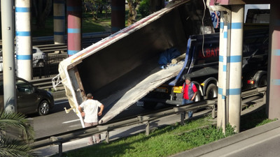 TIR’ın taşıdığı kamyon kasası köprüye sıkıştı