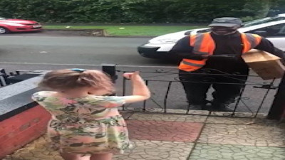 Küçük kızın işitme engelli görevliye sürprizi kalpleri eritti