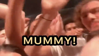 Annesine konserden video göndermek isteyen kadına eşlik eden kalabalık gülümsetti