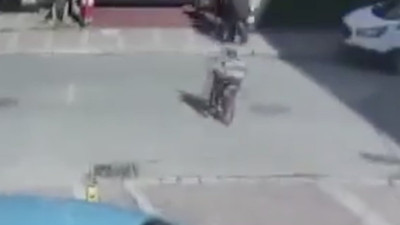 Bisiklet sürmeyi yeni öğrenen çocuk kontrolü kaybederek dükkan duvarına çarptı