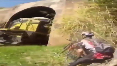 Dağ bisikletçileri trenin altında kalmaktan kıl payı kurtuldu