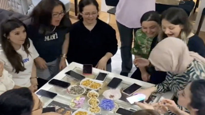 Bulaşıkları yıkamak için eşlerine "Acil beni ara." mesajı atan kadınlar