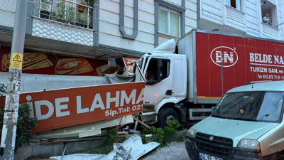 Kontrolden çıkan kamyon 11 araca çarptıktan sonra iş yerine girdi