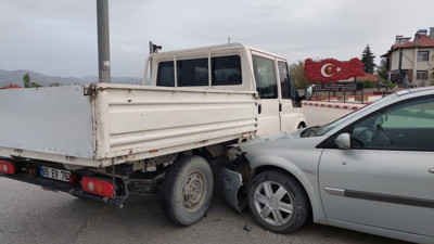 Kırmızı ışıkta geçen ehliyetsiz sürücü kazaya yol açtı