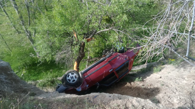 Otomobil şarampole yuvarlandı (23 Nisan 2024)