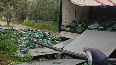 Karayolu turşu bidonlarıyla kaplandı