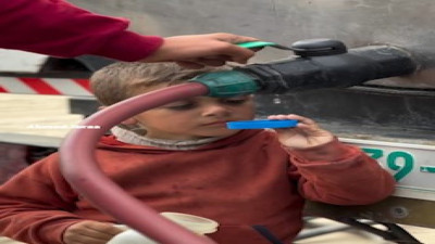 Su damlalarıyla şişesini doldurmaya çalışan Gazzeli çocuk yürekleri dağladı