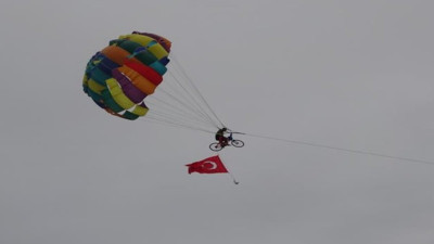 Bisikletli paraşütçünün yaptığı şov hayran bıraktı