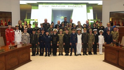 Bakan Güler ‘Vatan Marşı’nı seslendiren TRT Çocuk Korosu ile bir araya geldi