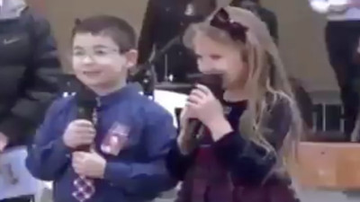 23 Nisan'da şiir okurken gülme krizine giren minikler yeniden gündemde