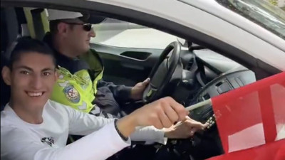 İşitme engelli genç Cem'in polis aracıyla şehir turu mutluluğu