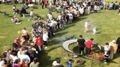 Çocuklar için 1 ton kebap pişirdi. 'Onlar yeter ki Cumhuriyetimize sahip çıksınlar'