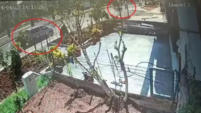 Bisikletli çocuk kamyonetin altında kalmaktan kıl payı kurtuldu