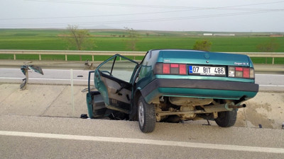 Konya’da otomobil bariyerlere çarptı: 2 yaralı
