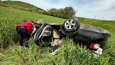 Otomobil tarlaya uçtu: 3 yaralı (24 Nisan 2024)