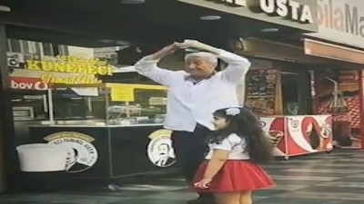 Küçük çocuğun 23 Nisan kutlamasına eşlik eden esnaf kalpleri ısıttı