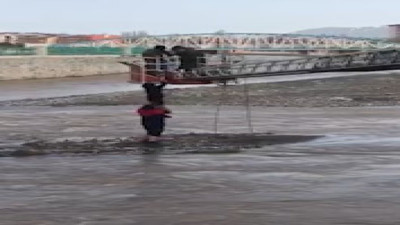 Ağrı'da derede mahsur kalan çocuklar kurtarıldı